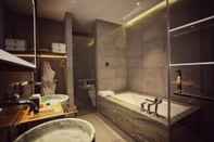 Phòng tắm bên trong ZuoYouKe Theme Hotel