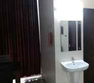 Toilet Kamar 2 Indeevaram Residency