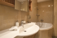 Bilik Mandi dalam Bilik Luxurious Apartment near Prague Castle