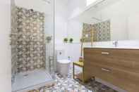 In-room Bathroom Bairro Alto Stylish by Homing