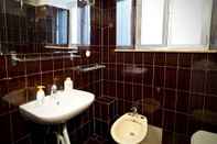 In-room Bathroom Studio Rosso San Luca Zona Acquario