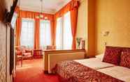 Bedroom 6 Astoria Hotel