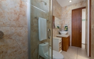 In-room Bathroom 5 Menesse Quinta Mar By CocoBR