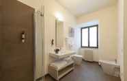In-room Bathroom 3 Hotel La Corte