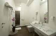 In-room Bathroom 7 Hotel La Corte