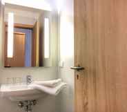 In-room Bathroom 5 Hotel Cap Polonio Pinneberg