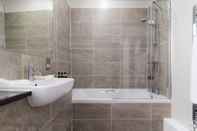 In-room Bathroom Wynnstay Hotel, Oswestry, Shropshire