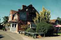 Exterior The George Carvery & Hotel