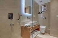 In-room Bathroom Beacon Hotel Nirman Vihar New Delhi