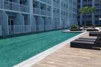 สระว่ายน้ำ MaxStays Max View at Breeze Residences