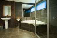 In-room Bathroom Alofi