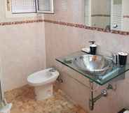 In-room Bathroom 5 Hostal El Palmeral