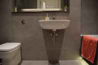 Toilet Kamar Bright 1 Bedroom Flat in North London With Balcony