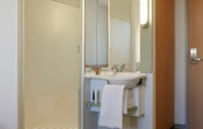 In-room Bathroom 6 ibis budget Manosque Cadarache