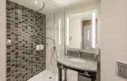 In-room Bathroom 4 Hampton by Hilton Munich City West