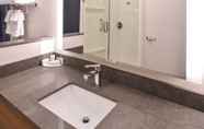 Toilet Kamar 2 Fairfield Inn & Suites by Marriott Columbus Grove City