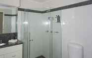 In-room Bathroom 3 Stunning 2 Bedroom Apartment