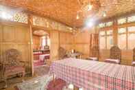 Bedroom GuestHouser 3 BHK Houseboat d520