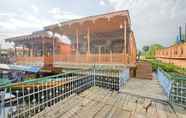 Common Space 3 GuestHouser 3 BHK Houseboat d520