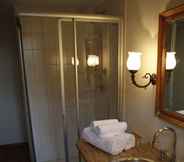 In-room Bathroom 7 Zur Ewigen Lampe at Hemingway Trail