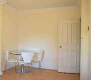 Kamar Tidur 6 Cozy 1 Bedroom Flat near Primrose Hill