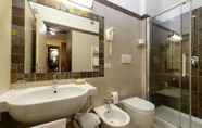 Toilet Kamar 3 Hotel Capri & Residence