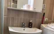 In-room Bathroom 7 Sea View Studio Mamaia