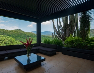 Lobby 2 Casa Ave del Risco (Villa con río y cascada al interior)