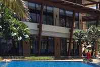 Kolam Renang Beach Condos Pico de Loro Hamilo Coast