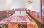 Bedroom 7 GuestHouser 3 BHK Houseboat 147b