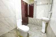 In-room Bathroom GuestHouser 3 BHK Houseboat 147b