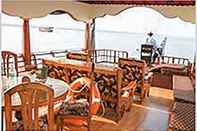 Common Space GuestHouser 3 BHK Houseboat e567