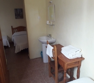 In-room Bathroom 6 Hostal Ronda Sol