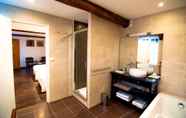 In-room Bathroom 2 Le Relais du Beffroi