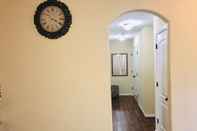 ล็อบบี้ Spacious 3 BR Ranch House W Patio Yard in a Quiet Suburb