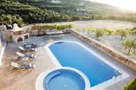 Swimming Pool Villa Saint George