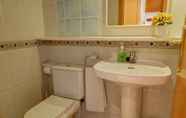 Toilet Kamar 4 Parellades Apartment by Hello Apartments Sitges