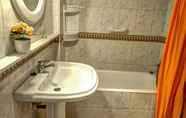 In-room Bathroom 3 Parellades Apartment by Hello Apartments Sitges