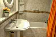 Toilet Kamar Parellades Apartment by Hello Apartments Sitges