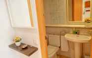 Toilet Kamar 5 Parellades Apartment by Hello Apartments Sitges