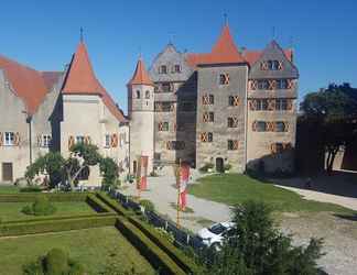 Exterior 2 Schlosshotel Harburg