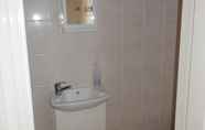 Toilet Kamar 6 Shamrock Guest House