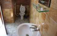 Toilet Kamar 5 Gibbon Singing Homestay