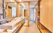 In-room Bathroom 4 Aloft New Delhi Aerocity