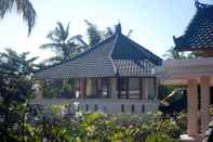 Bên ngoài Poinciana Resort Bali