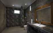 In-room Bathroom 7 Villa Suari I