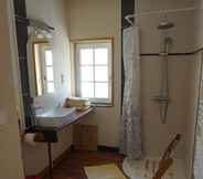 In-room Bathroom 3 La Cotiniere en Anjou