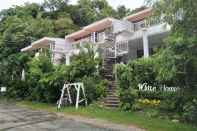 Bangunan White House Mountian Beach Resort