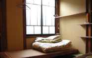 Kamar Tidur 7 Small World Guest House - Hostel