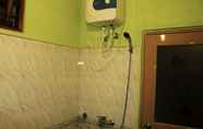 Toilet Kamar 7 Yoho Gimhani Homestay